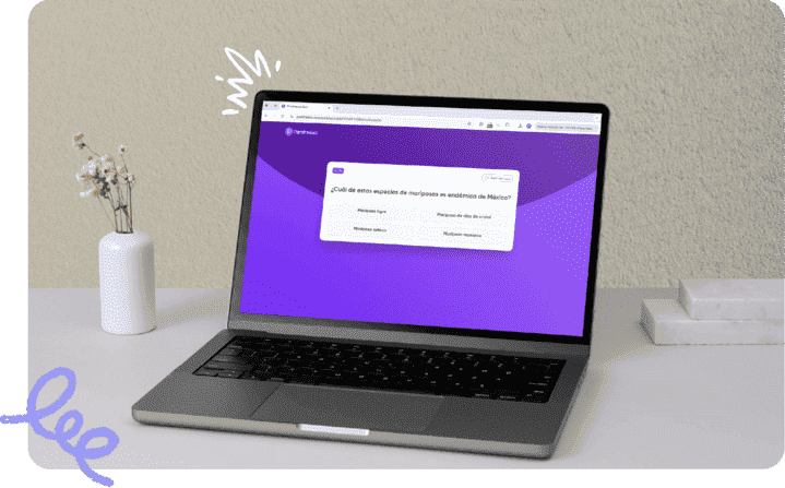 Laptop con cuestionarios en pantalla