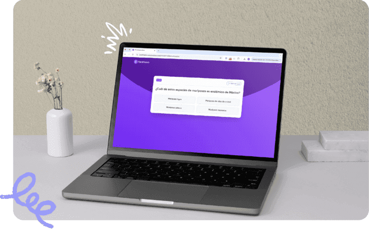 Laptop con cuestionarios en pantalla